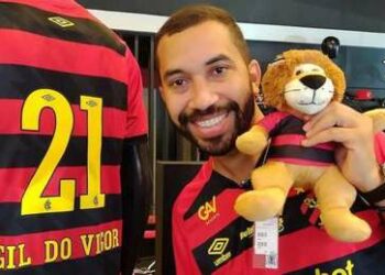 Gil é atacado por conselheiro do Sport após visitar estádio: “só viad* vai comprar a camisa”