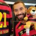 Gil é atacado por conselheiro do Sport após visitar estádio: “só viad* vai comprar a camisa”