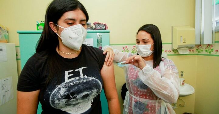 Trabalhadores da educação serão vacinados nesta quarta-feira (19/5) em Manaus