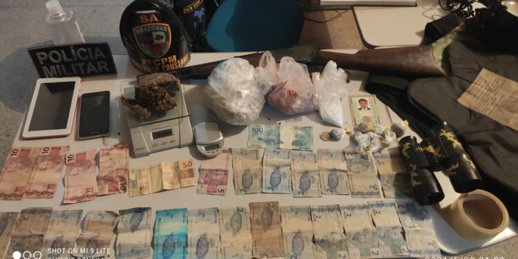 Mãe e filho são presos por tráfico de drogas no AM