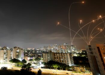 Sem sinal de cessar-fogo iminente, conflito em Israel e Gaza continua