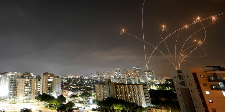 Sem sinal de cessar-fogo iminente, conflito em Israel e Gaza continua