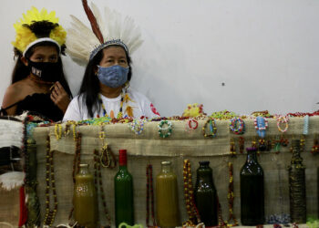 Apoiada pela Prefeitura de Manaus, feira de artesanato indígena acontece em shopping