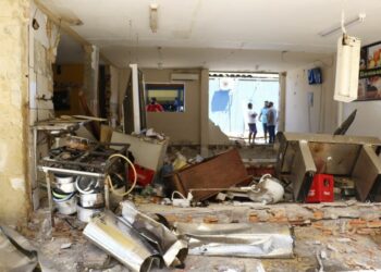 Vídeo: Lanchonete explode após vazamento de gás e deixa 4 feridos