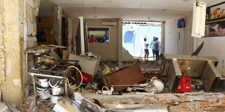 Vídeo: Lanchonete explode após vazamento de gás e deixa 4 feridos