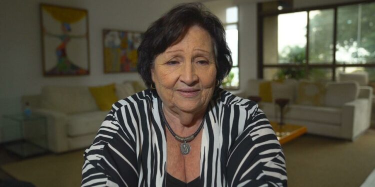 Mãe de Paulo Gustavo relembra últimos momentos do ator no hospital: “Segurei a mão dele”