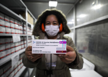 Amazonas recebe 40 mil doses de AstraZeneca para vacinação de trabalhadores da educação