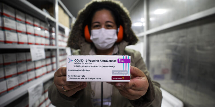 Amazonas recebe 40 mil doses de AstraZeneca para vacinação de trabalhadores da educação