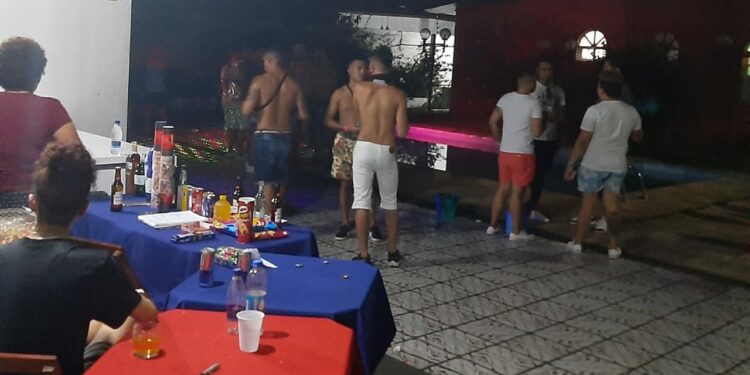 Quatro festas clandestinas e 13 estabelecimentos são fechados no fim de semana durante fiscalização