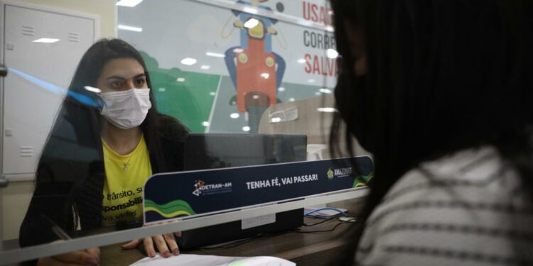 Detran-AM realiza segundo mutirão de renovação de CNH para pessoas agendadas