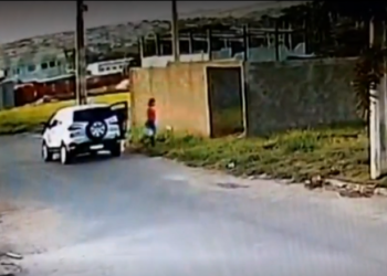 Mulher diz à polícia que ateou fogo em bebê recém-nascido para que ninguém soubesse da gravidez