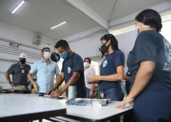 David Almeida acompanha em escola municipal reunião de volta às aulas