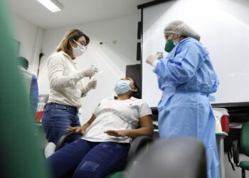 Profissionais são treinados para testagem de passageiros no aeroporto de Manaus