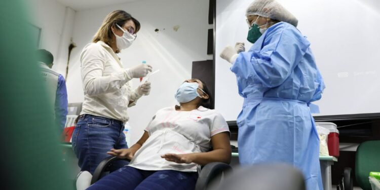 Profissionais são treinados para testagem de passageiros no aeroporto de Manaus