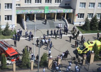 Atiradores invadem escola na Rússia e matam sete crianças; 30 pessoas ficaram feridas