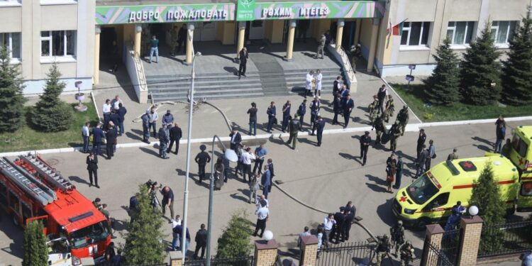 Atiradores invadem escola na Rússia e matam sete crianças; 30 pessoas ficaram feridas
