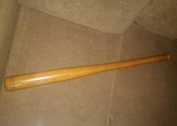 Homem mata companheira com taco de beisebol e foge após o crime