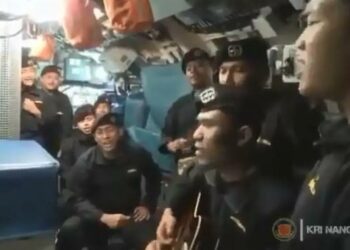 Tripulação do submarino indonésio que naufragou gravou música de ‘adeus’ a comandante; veja o vídeo