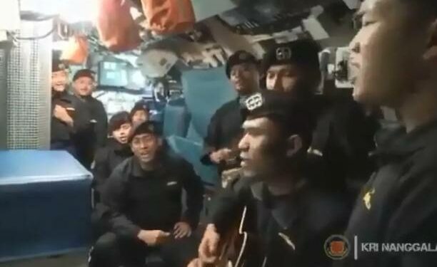 Tripulação do submarino indonésio que naufragou gravou música de ‘adeus’ a comandante; veja o vídeo