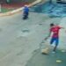 Homem quebra dentes de cão com chute após animal latir para ele; veja o vídeo