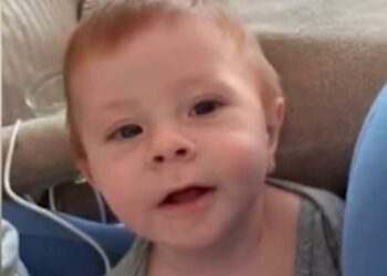 Pai acusado de espancar bebê de 10 meses até a morte é preso enquanto tomava café em posto