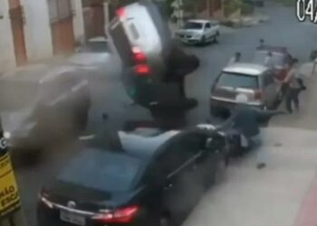Vídeo: idosa de 73 anos perde controle de carro, veículo ‘voa’ e atinge outros quatro