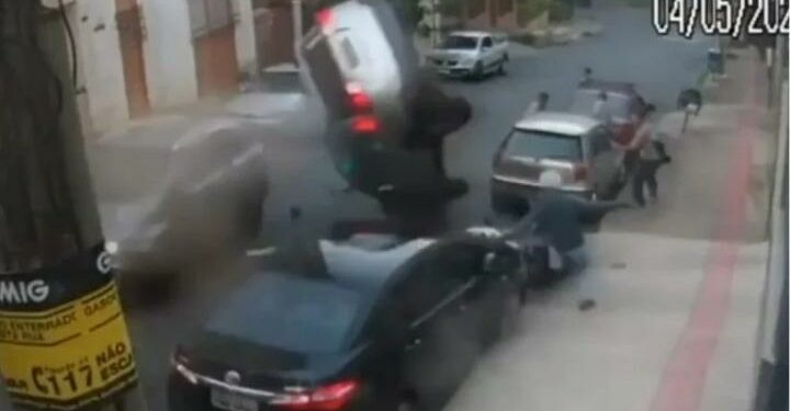 Vídeo: idosa de 73 anos perde controle de carro, veículo ‘voa’ e atinge outros quatro