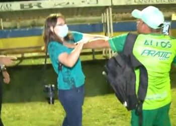 Vídeo: Jornalista é agredida e agarrada pelo pescoço ao filmar briga entre times