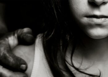 Estudante é estuprada na frente dos próprios pais ao voltar de igreja