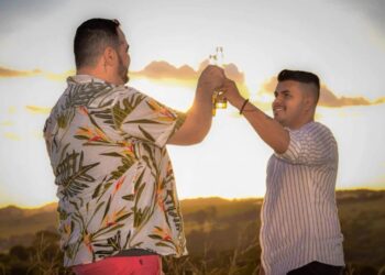 Casal gay recebe ameaça de morte após anunciarem casamento: “Viadinh*s malditos”
