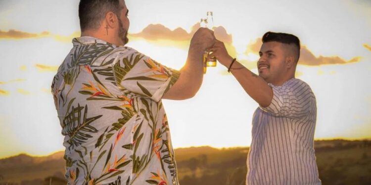 Casal gay recebe ameaça de morte após anunciarem casamento: “Viadinh*s malditos”