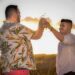 Casal gay recebe ameaça de morte após anunciarem casamento: “Viadinh*s malditos”