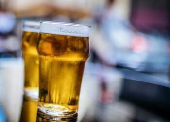 Mulher morre depois de misturar cerveja com ovos cozidos, diz esposo