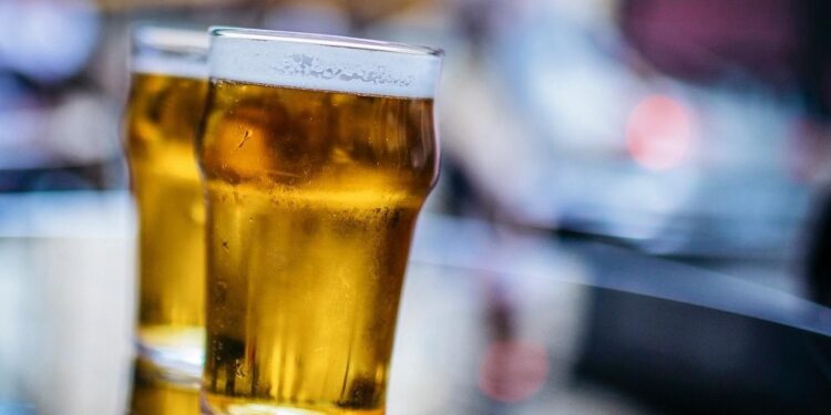 Mulher morre depois de misturar cerveja com ovos cozidos, diz esposo