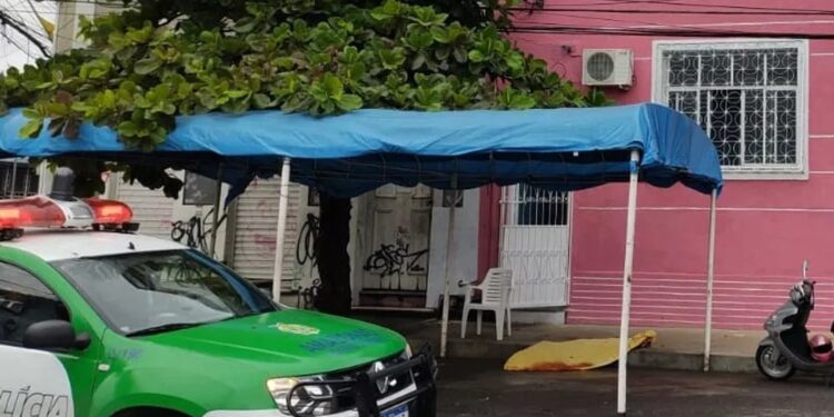 Jovem é morto a tiros enquanto trabalhava em banca de café da manhã no Centro de Manaus