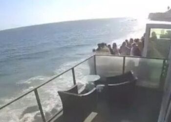 Vídeo: Sacada à beira-mar desaba com grupo de amigos e 15 pessoas ficam feridas