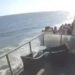 Vídeo: Sacada à beira-mar desaba com grupo de amigos e 15 pessoas ficam feridas