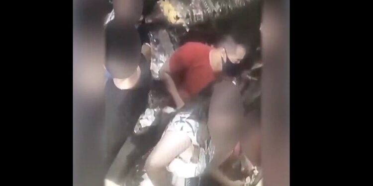Câmeras de segurança flagram homem esfregando o pênis em mulher grávida dentro de loja; veja o vídeo