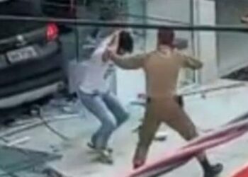 Homem invade salão com carro para matar ex-mulher; assista o vídeo