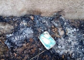 Mulher é presa suspeita de atear fogo em seu próprio bebê