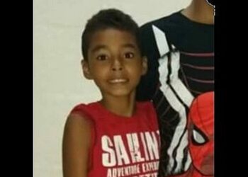 Menino desaparece ao sair para aula de reforço e é encontrado morto em calçada