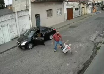 Covardia! Idoso é agredido por motorista de aplicativo após discussão; veja vídeo