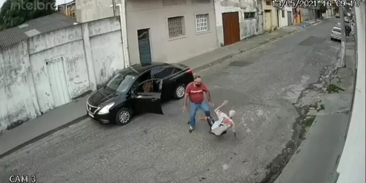Covardia! Idoso é agredido por motorista de aplicativo após discussão; veja vídeo