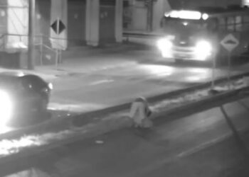 Moradores ouvem gritos de socorro e conseguem impedir que jovem de estupro; veja vídeo