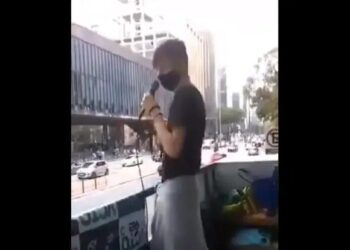 Infiltrado, ex-apoiador grita ‘Fora, Bolsonaro” durante manifestação a favor do presidente; veja vídeo