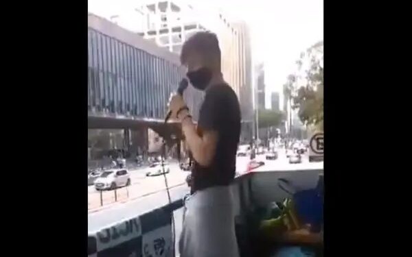 Infiltrado, ex-apoiador grita ‘Fora, Bolsonaro” durante manifestação a favor do presidente; veja vídeo