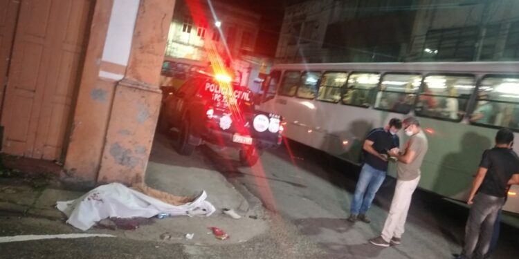 Homem que furtava e roubava celulares no Centro de Manaus é assassinado com 3 tiros