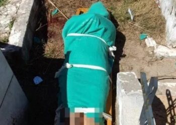 Mulher é encontrada nua e com a cabeça esmagada em cemitério