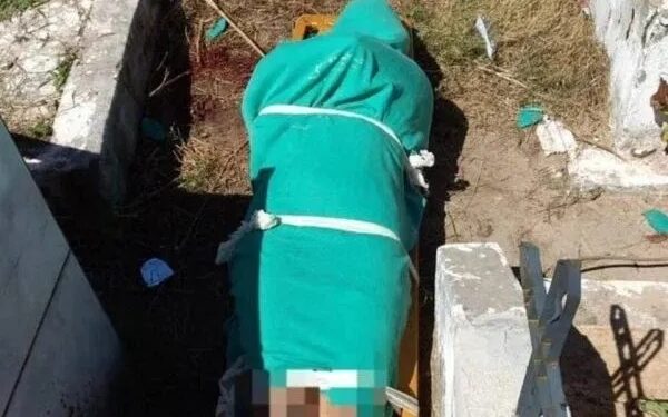 Mulher é encontrada nua e com a cabeça esmagada em cemitério