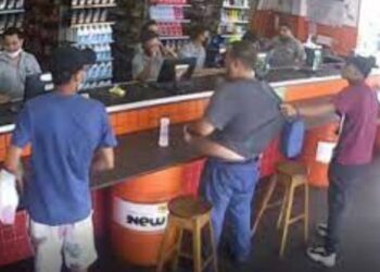 Vídeo mostra dupla de assaltantes tocando o terror em loja de peças de veículos em Manaus